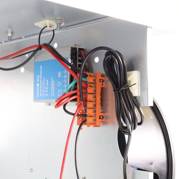 detail na elektro instalaci v boxu mi001 2451